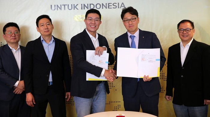 Cleosent Randing Founder & Director Tap Insure, ByoungKwan Kang CEO Shinhan EZ General Insurance dan JinSoo Lee Head of Global Investment Shinhan Financial Group Co, Ltd berbincang usai melakukan perjanjian kerjasama di Jakarta, Selasa (24/10/2023).