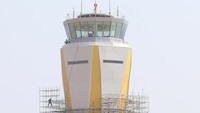 Proyek strategis nasional Bandara Internasional Dhoho Kediri tersebut ditargetkan dapat beroperasi pada 8 Desember 2023.  