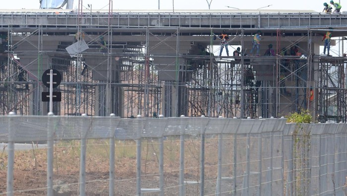 Pekerja beraktivitas pada proyek pembangunan Bandara Internasional Dhoho di Kediri, Jawa Timur, Selasa (24/10/2023). Proyek strategis nasional Bandara Internasional Dhoho Kediri tersebut ditargetkan dapat beroperasi pada 8 Desember 2023. ANTARA FOTO/Prasetia Fauzani/Spt.