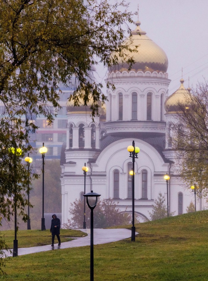 Temaramnya Suasana Musim Gugur di Moskow Police officers patrol on horseback in a park during a foggy day in Moscow, Russia October 23, 2023. REUTERS/Maxim Shemetov