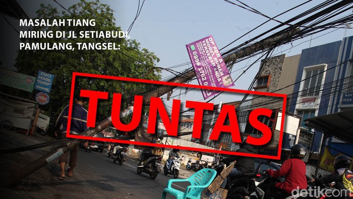 Tiang miring di Jl Setiabudi, Pamulang Timur, Tangsel, sudah tuntas ditangani. (Foto: Andhika Prasetia. Repro: Mindra Purnomo/detikcom)