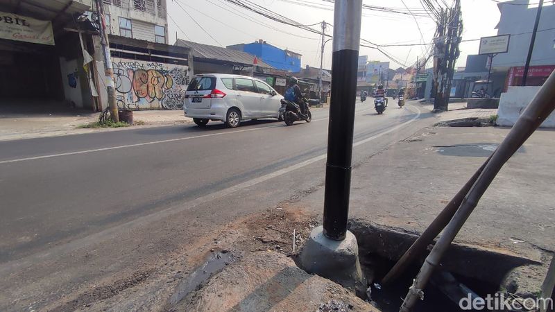 Tiang yang semula miring kini sudah diperbaiki, di Jl Setiabudi, Pamulang, Tangsel, 24 Oktober 2023. (Andhika Prastia/detikcom)