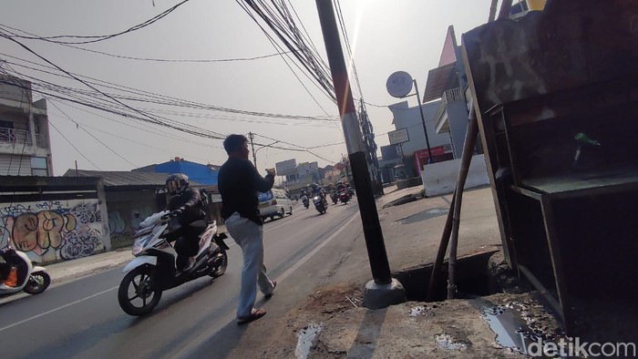 Tiang yang semula miring kini sudah diperbaiki, di Jl Setiabudi, Pamulang, Tangsel, 24 Oktober 2023. (Andhika Prastia/detikcom)
