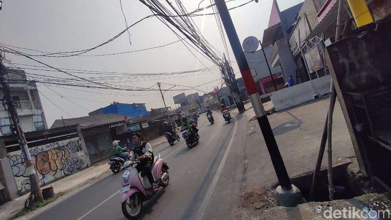 Tiang yang semula miring kini sudah diperbaiki, di Jl Setiabudi, Pamulang, Tangsel, 24 Oktober 2023. (Andhika Prastia/detikcom)