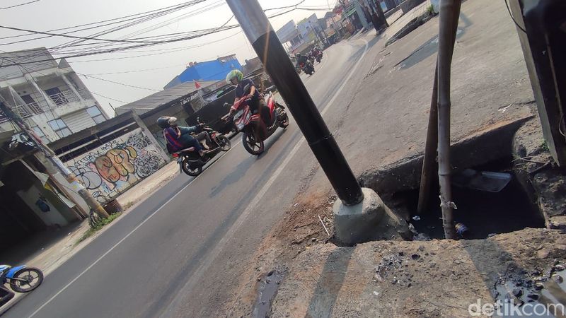 Tiang yang semula miring kini sudah diperbaiki, di Jl Setiabudi, Pamulang, Tangsel, 24 Oktober 2023. (Andhika Prastia/detikcom)