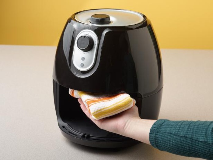 5 Tips Mudah Membersihkan Air Fryer Tanpa Takut Rusak!