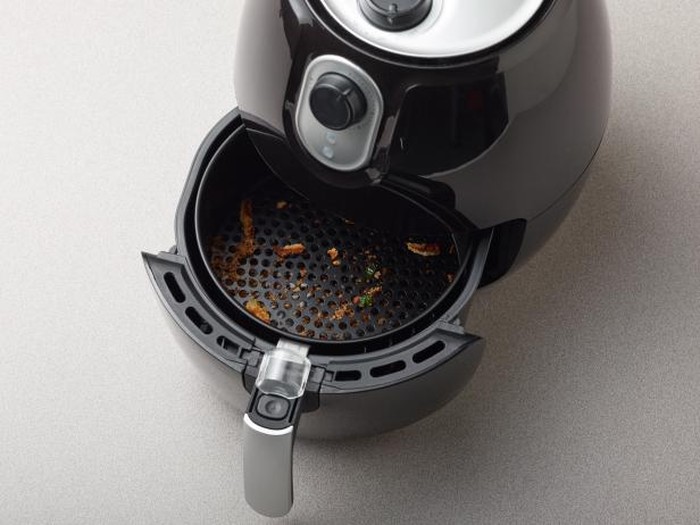 5 Tips Mudah Membersihkan Air Fryer Tanpa Takut Rusak!