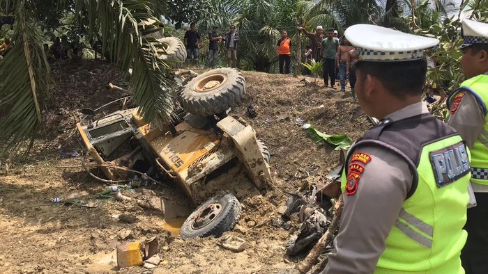 Truk angkut alat berat kecelakaan di Aceh Singkil. (Foto: dok Ditlantas Polda Aceh).