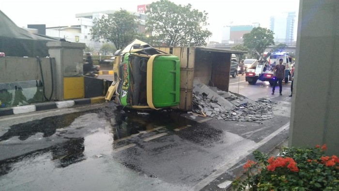 Truk Terguling-BBM Tumpah di Jalan Layang Pancoran Jaksel, Lalin macet
