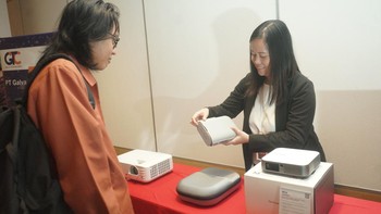 Tema “Connecting The Dots” terinspirasi oleh filosofi Tree Ecosystem, yang menghubungkan cabang-cabang/simpul-simpul yang membentuk sebuah ekosistem yang baik dan terintegrasi, ViewSonic menampilkan berbagai solusi dengan scenario berbeda-beda antara lain, Produk Dalam Negeri, Digital Finance Solutions, Interactive Presentation, Teaching & Learning Trend, Big Screen Big Ideas, dan Modern Game Hub. 