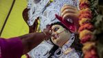 Wajah Wanita di India Dipoles Warna Merah, Kenapa?