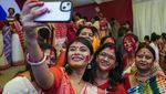 Wajah Wanita di India Dipoles Warna Merah, Kenapa?
