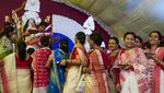 Wajah Wanita di India Dipoles Warna Merah, Kenapa?