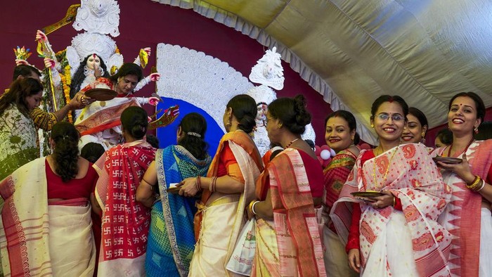 Festival Durga Puja merupakan salah satu festival tahunan umat Hindu untuk memuja Dewi Durga. Dalam festival ini, wanita Hindu diberi polesan warna merah di wajahnya.
