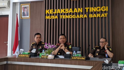 Wakil Kejaksaan Tinggi (Wakajati) NTB Abdul Qohar (tengah)  di Mataram, Selasa (24/10/2023). (Ahmad Viqi/detikBali).