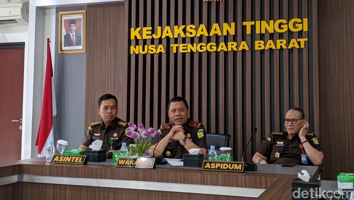 Wakil Kejaksaan Tinggi (Wakajati) NTB Abdul Qohar (tengah)  di Mataram, Selasa (24/10/2023). (Ahmad Viqi/detikBali).