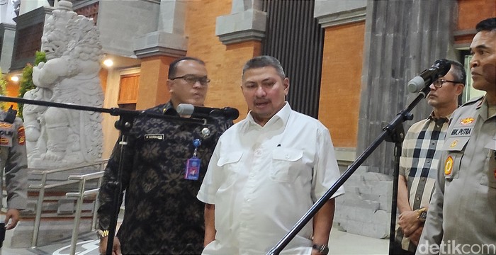 Wakil Ketua Komisi III DPR RI Mulfachri Harahap memberikan keterangan kepada wartawan saat kunjungan kerja di Polda Bali, Selasa (24/10/2023).