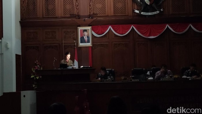 Wali Kota Solo Gibran Rakabuming Raka membacakan nota jawaban saat mati lampu di rapat paripurna di DPRD Solo, Selasa (24/10/2023).