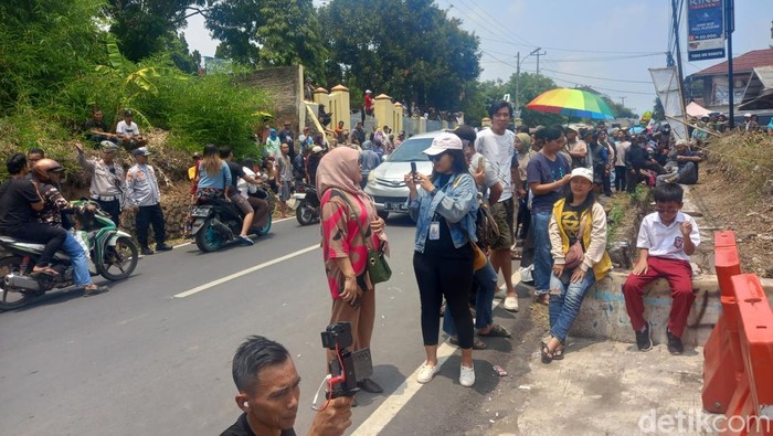 Warga berkerumun di lokasi olah TKP ulang pembunuhan ibu dan anak di Subang, Selasa (24/10/2023).