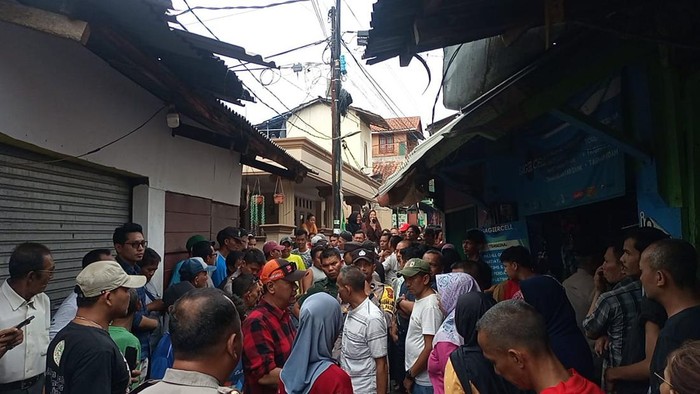 Warga di Bogor demo gegara pipa air PDAM dipotong ahli waris lahan (Sholihin/detikcom)