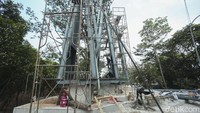 Petugas juga harus menggunakan steger untuk mencapai puncak tugu tersebut.