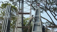 Pekerja menyelesaikan pembangunan tugu batas di Jalan Lenteng Agung Timur, Depok, Selasa (24/10/2023).