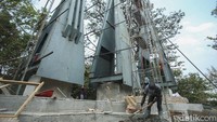 Nampak material besi membentuk tiga segitiga besar.