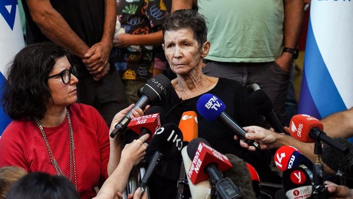 Yocheved Lifshitz, 85, an Israeli grandmother who was held hostage in Gaza, speaks to members of the press after being released by Hamas militants, at Ichilov Hospital in Tel Aviv, Israel October 24, 2023. REUTERS/Janis Laizans Acquire Licensing Rights