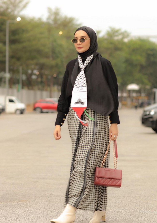 Zaskia melengkapi penampilannya dengan sepatu boots kulit warna khaki, kacamata hitam serta tas warna merah marun. Dia juga menyertakan emoji gambar hati dan bendera Palestina. “❤️🇵🇸 @zaskiasungkarjakarta  #jmfw2024.” Foto: Instagram/@zaskiasungkar15