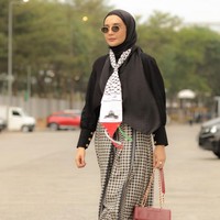 Zaskia melengkapi penampilannya dengan sepatu boots kulit warna khaki, kacamata hitam serta tas warna merah marun. Dia juga menyertakan emoji gambar hati dan bendera Palestina. “❤️🇵🇸 @zaskiasungkarjakarta  #jmfw2024.” Foto: Instagram/@zaskiasungkar15