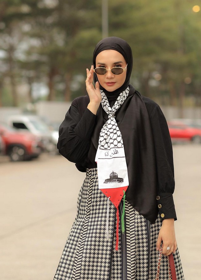 Scarf tersebut dikenakan di leher membentuk simpul serupa dasi. Pada bagian lidahnhya terdapat gambar masjid, sementara ujungnya dihiasi rumbai warna putih, merah dan hijau yang melambangkan bendera Palestina. Foto: Instagram/@zaskiasungkar15