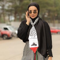 Scarf tersebut dikenakan di leher membentuk simpul serupa dasi. Pada bagian lidahnhya terdapat gambar masjid, sementara ujungnya dihiasi rumbai warna putih, merah dan hijau yang melambangkan bendera Palestina. Foto: Instagram/@zaskiasungkar15