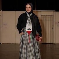 Sebagai pernyataan dukungan untuk Palestina, istri Irwansyah ini memakai scarf motif fishnet yang umum ditemukan pada keffiyeh Palestina. Keffiyeh merupakan selembar kain yang biasa dikenakan warga Palestina sebagai identitas negara. Foto: Instagram/@zaskiasungkar15
