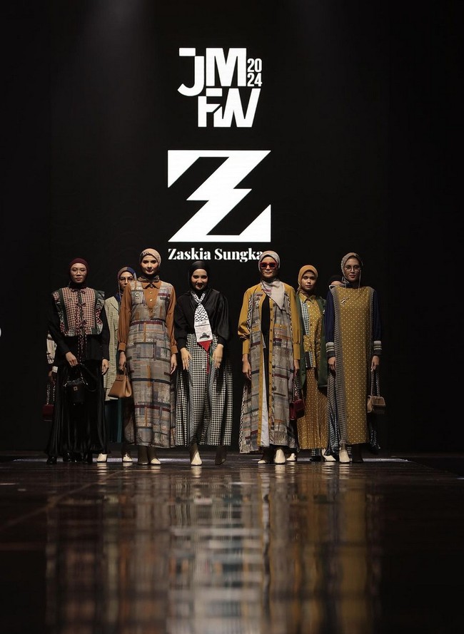 Zaskia Sungkar merilis koleksi busana terbarunya di Indonesia Muslim Fashion Week 2023 pada Minggu (22/10/2023) di ICE BSD, Tangerang. Tampil di akhir fashion show, busana yang dikenakan kakak Shireen Sungkar ini mencuri perhatian. Foto: Instagram/@zaskiasungkar15