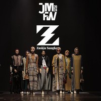 Zaskia Sungkar merilis koleksi busana terbarunya di Indonesia Muslim Fashion Week 2023 pada Minggu (22/10/2023) di ICE BSD, Tangerang. Tampil di akhir fashion show, busana yang dikenakan kakak Shireen Sungkar ini mencuri perhatian. Foto: Instagram/@zaskiasungkar15