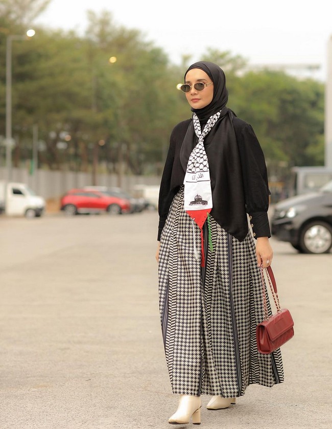 Pendiri label Zaskia Sungkar Jakarta ini tampil dengan busana monokrom, mengenakan blouse hitam dipadu rok lebar hitam-putih bermotif houndstooth. Dia juga memakai jilbab berwarna hitam. Foto: Instagram/@zaskiasungkar15