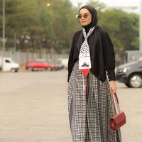 Pendiri label Zaskia Sungkar Jakarta ini tampil dengan busana monokrom, mengenakan blouse hitam dipadu rok lebar hitam-putih bermotif houndstooth. Dia juga memakai jilbab berwarna hitam. Foto: Instagram/@zaskiasungkar15
