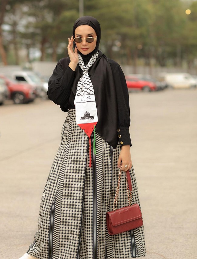 Penampilannya menuai pujian. Banyak pula yang bertanya  di mana membeli scarf bernuansa Palestina. “MasyaAllah lop kak Kia, syal nya bikin terharu ada Palestine nya,” puji salah satu netizen. Foto: Instagram/@zaskiasungkar15
