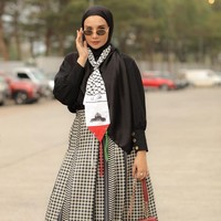 Penampilannya menuai pujian. Banyak pula yang bertanya  di mana membeli scarf bernuansa Palestina. “MasyaAllah lop kak Kia, syal nya bikin terharu ada Palestine nya,” puji salah satu netizen. Foto: Instagram/@zaskiasungkar15