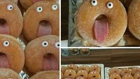 Niat hati mau bikin donat pakai topping permen yang unik, tapi hasilnya malah seram. Apalagi penjual juga menaruh mata buatan di donat. Foto: Grup Facebook Cursed Foodposting via Bored Panda