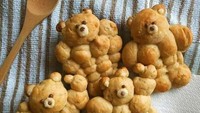 Sebagian orang bilang pastry ini seperti kena kutukan, tapi sebagian malah menganggap gemas karena seperti Teddy Bear berotot. Bagaimana menurutmu? Foto: Grup Facebook Cursed Foodposting via Bored Panda