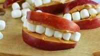 Siapa mau coba? Irisan apel ditambah olesan selai kacang dan susunan marshmallow. Tampilannya malah seperti mulut penuh gigi! Foto: Grup Facebook Cursed Foodposting via Bored Panda