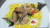 Sayap ayam, udang, dan makanan mirip kentang ini disajikan dalam plating yang benar-benar bikin melongo. Bisa-bisanya terlihat seperti sepasang orang yang sedang tidur sambil pelukan. Foto: Grup Facebook Cursed Foodposting via Bored Panda