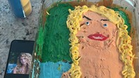 Penggemar Taylor Swift pasti kecewa nih melihat kue kutukan ini. Desainnya harusnya mirip foto di HP, tapi kok jadinya malah menyeramkan begini? Foto: Grup Facebook Cursed Foodposting via Bored Panda