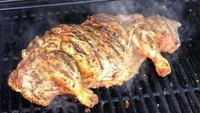 Pencinta kucing jangan keburu sedih karena ini bukan kucing yang dipanggang. Potongan ayam disusun oleh netizen iseng hingga menyerupai kucing mungil. Foto: Grup Facebook Cursed Foodposting via Bored Panda