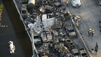 Puing-puing kendaraan yang hangus terbakar dalam tabrakan beruntun akibat kabur super di Louisiana, 23 Oktober 2023.  