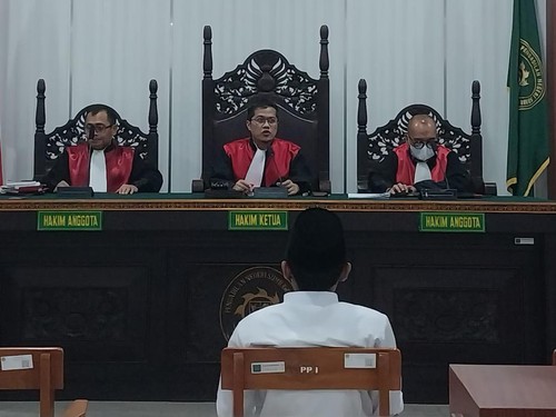 Akbar Sorasa ikuti sidang tuntutan kasus pidana pemukulan di Pengadilan Negeri Sumbawa, Rabu (25/10/203). (Dok. Kuasa hukum Akbar, Endra Syaifuddin)