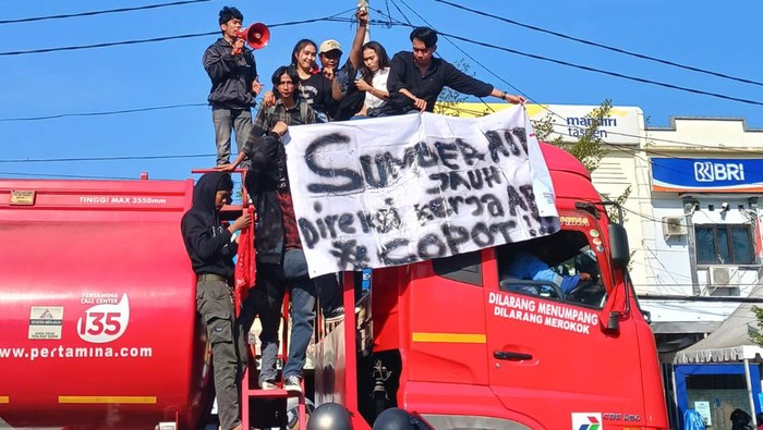 Aliansi Mahasiswa Peduli Konsumen berunjuk rasa di depan Kantor Wali Kota Palopo, Sulsel.