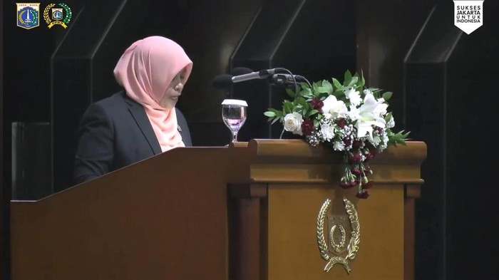 Anggota F-PKS Israyani saat membacakan pandangan fraksi terhadap rancangan empat raperda
