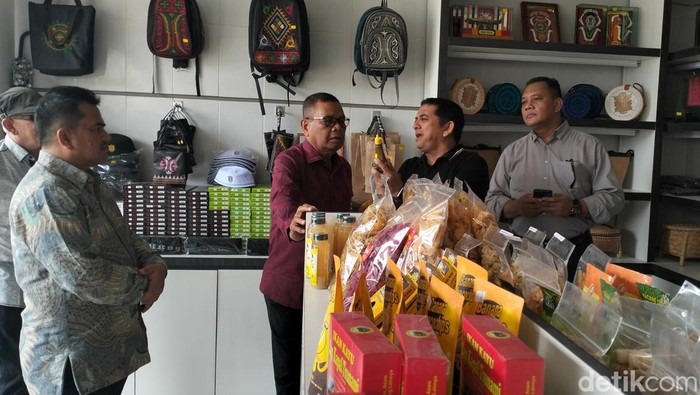 Anggota Komisi VII DPR RI Anwar Idris saat mengunjungi SPBU di Aceh Besar. (Agus Setyadi/detikSumut)